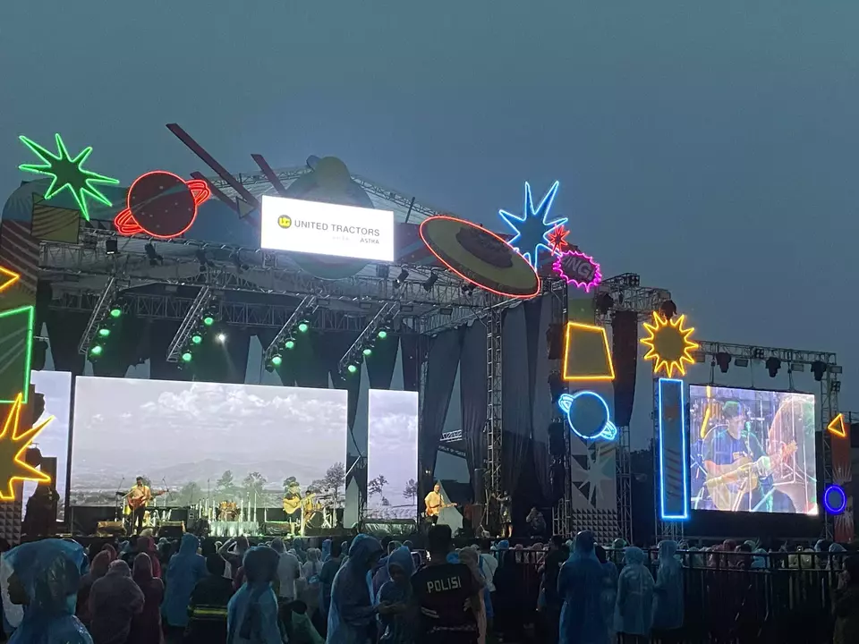 Penampilan band Hutan Tropis pada BTV Semesta Berpesta Palembang di Stadion Jakabaring, Sabtu 6 Juli 2024.
