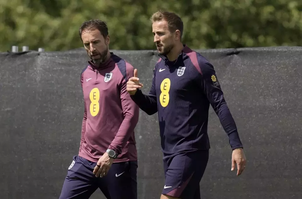 Striker timnas Inggris Harry Kane (kanan) bersama pelatih Gareth Southgate.