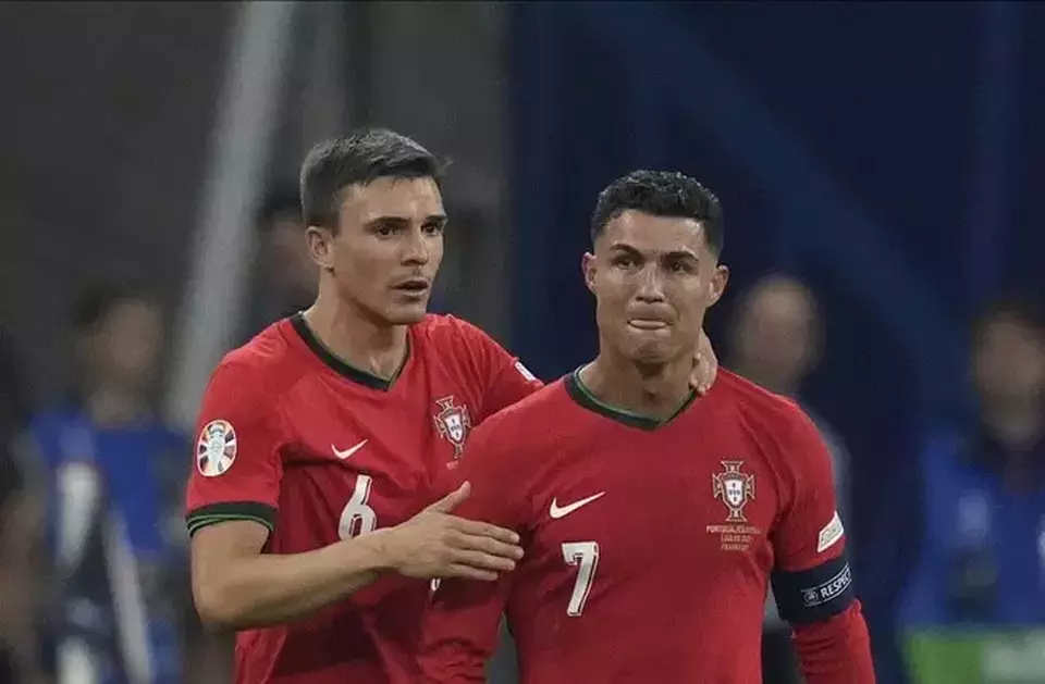 Pemain Portugal Cristiano Ronaldo (kanan) dihibur rekan setimnya Joao Palhinha setelah gagal mencetak gol lewat tendangan penalti melawan Slovenia dalam pertandingan babak 16 besar turnamen sepak bola Euro 2024 di Frankfurt, Jerman, Senin, 1 Juli 2024.