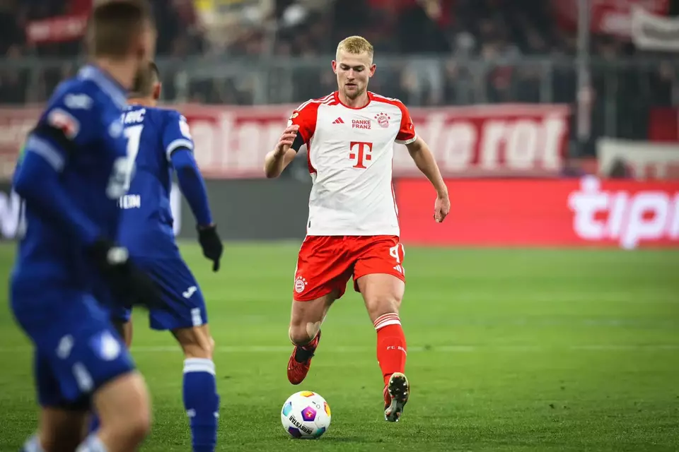 Bek Bayern Munchen Matthijs de Ligt (kanan).