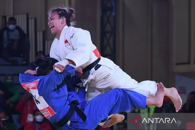 Arsip foto - Judoka Maryam March Maharani (kanan) bertanding melawan judoka Banten Amanah Nur Istiqomah (kiri) dalam babak final nomor 52 kilogram Pekan Olah Raga Nasional (PON) XX Papua di Graha Eme Neme Yauware, Timika, Kabupaten Mimika, Rabu (29/9/2021) (ANTARA FOTO/Aditya Pradana Putra/pras/aa.)